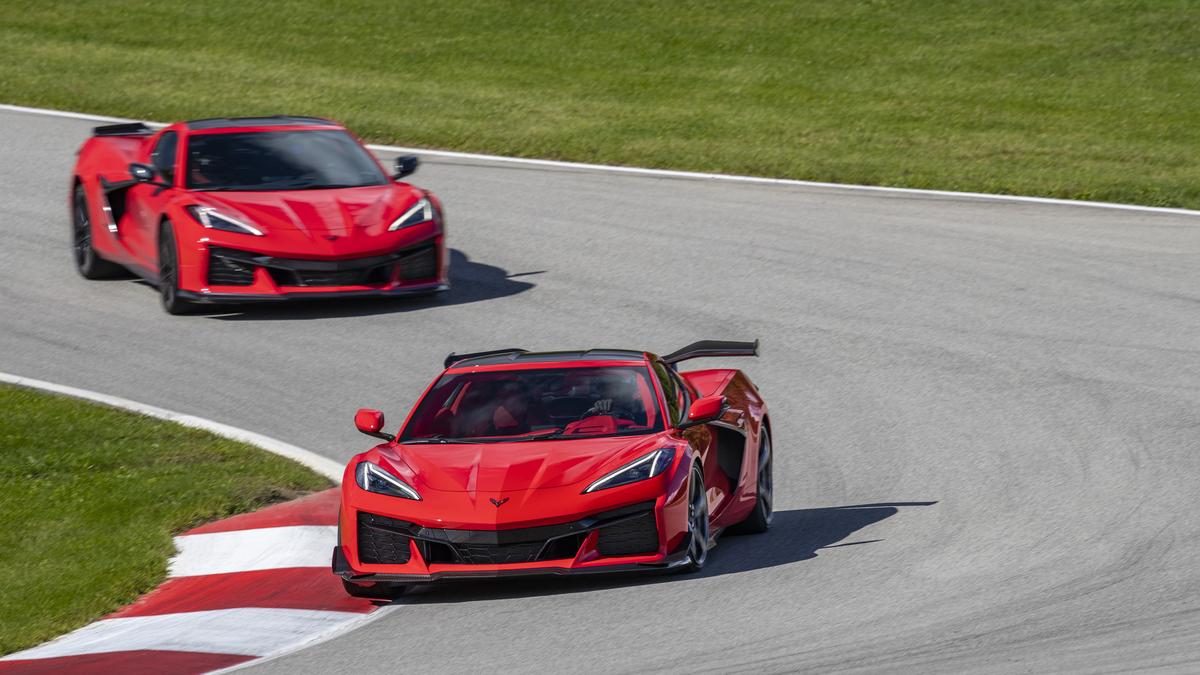 i-drove-a-125k-corvette-z06-and-165k-porsche-911-back-to-back-the